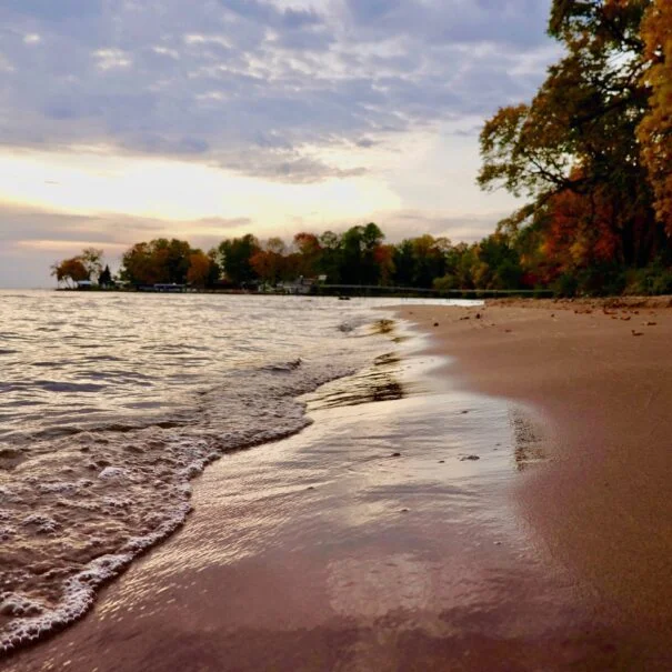 Embrace fall fun at Sunset Shore! Build sandcastles, splash in the shallows, and enjoy family memories on Mille Lacs Lake. Book your cozy cabin today!